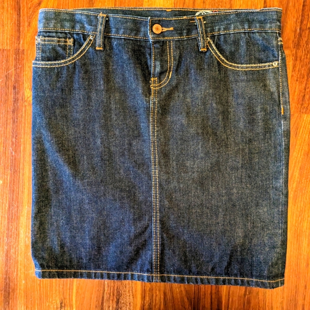 Denim skirt from the Gap like new.